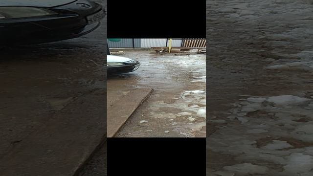 Ураган  в Астрахани. Сносит заборы и крыши домов