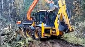 экскаватор вытаскивает погрузчик