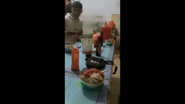 ЛЮБИТ КЕТЧУП ?
