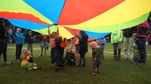 Развивающие игры с игровым парашютом | Малыши | Подвижные игры для детей