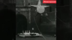 Звёзды на башнях Московского Кремля взамен двуглавым орлам .