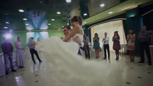 Свадебный вальс переходит в страстное танго с поддержками