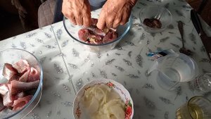8 октября 2022 г. Маринованный жерех. Муж готовит.