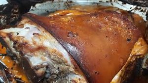 Простой рецепт вкусной и сочной рульки в рукаве в простом ароматном соусе!