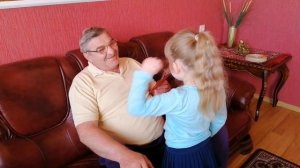 Варюша поздравляет дедушку с Днём Рожденья /Любимый дедушка / Стих / Праздник