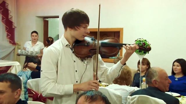 Скрипка на українському весіллі чардаш