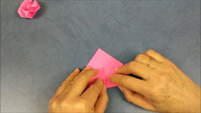 Как легко сделать розу из бумаги в технике оригами за пару минут. How to make a paper rose смотреть онлайн