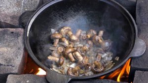 Картошка с грибами на сливочном масле и со сливками в казане!
