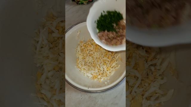 готовим начинку из отварного яйца и жареного лука для зраз(котлеты с начинкой) смотреть онлайн