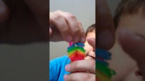 Как сплести перышко из резинок