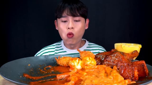 ASMR 신전떡볶이와 신전매운김밥 설탕핫도그 양념멘보샤 자메이카치킨 치즈소스 찍어먹방! Tteokbokki With Mini Corn Dog Chicken Legs MuKBang смотреть онлайн