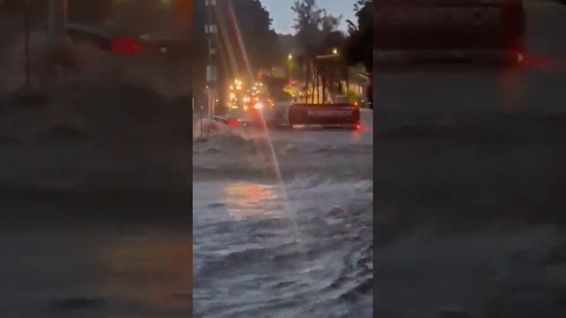 ⚡️В Мексике после проливных дожей началось страшное наводнение. 

Потоки воды настолько сильные, что