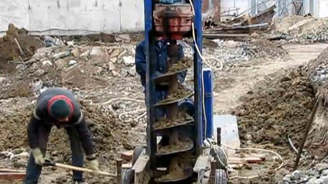 Бурение ям, буровые работы на участках с высоким уровнем грунтовых вод