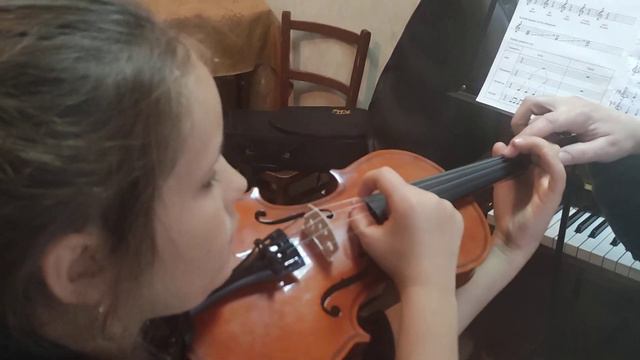 Саша играет на скрипке смотреть онлайн