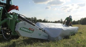 Дисковая навесная косилка SaMASZ Samba 280 в работе, брус LiteCUT