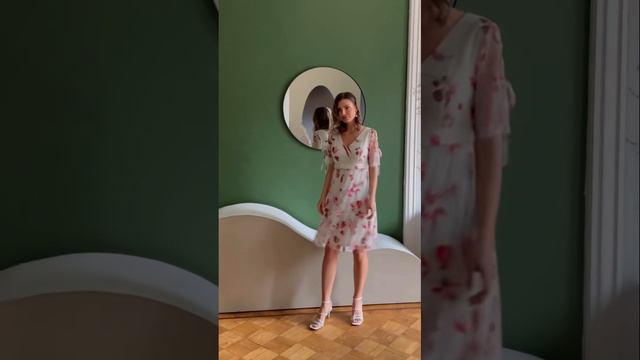 Летящее платье цвета экрю из сеточки с мерцающим принтом цветы
