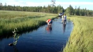 отмечаем бревна в броде по дороге на Верхнее Кумозеро