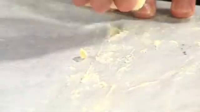 Бисквитный рулет с шоколадом и орехами смотреть онлайн