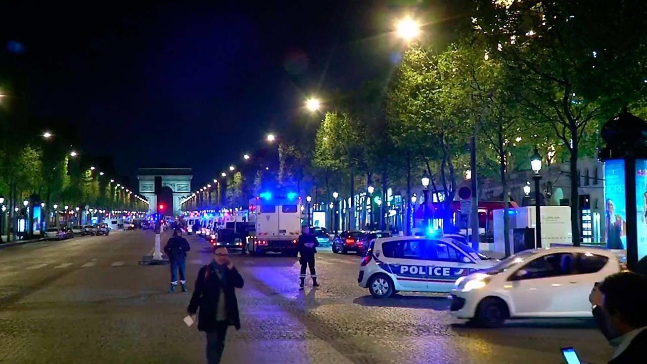 В центре Парижа вооруженный мужчина открыл огонь по полицейским и прохожим