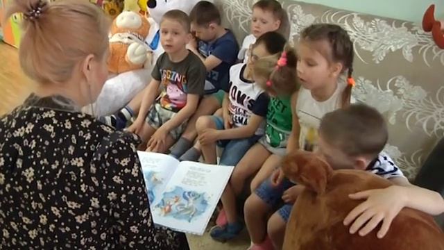 Сказки, отличное настроение и и сюрпризы дарят малышам участники проекта "Почитай мне сказку" смотреть онлайн