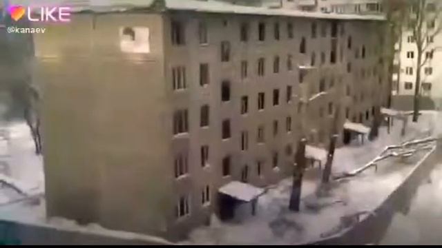 Падает дом