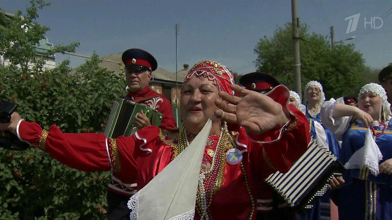 Казацкими песнями, пестрыми ярмарками и грандиозным салютом отметили на Дону "Шолоховскую весну"