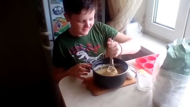 Crazy Cake готовит капкейки!!!мастеркласс-мама я мастершеф)))) (Кухня Ютуба) смотреть онлайн