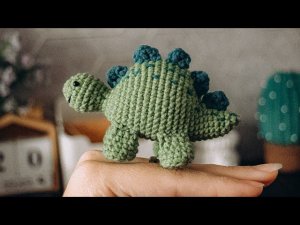 Мастер-класс по вязанию крючком динозавра амигуруми. вяжем из остатков пряжи