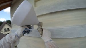 Механизированное нанесение декоративной штукатурки.