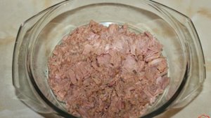 Слоеный салат с консервированным тунцом и плавленым сыром