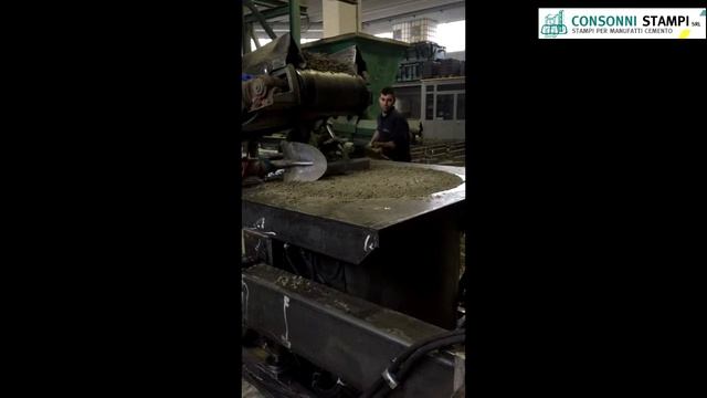 Производство колец. Процесс загрузки бетона при помощи загрузочного бункера с транспортерной лентой смотреть онлайн