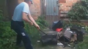 мужик разбил 2 старых телевизора(замедленная съемка)