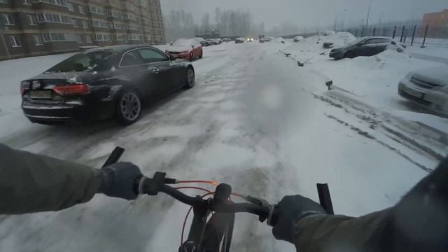 Первый снег в Петербурге - На работу на велосипеде 2017 смотреть онлайн
