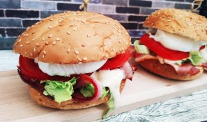 Бургер с беконом и яйцом пашот. Как сварить яйцо пашот.