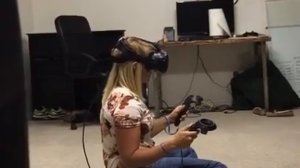 Девушка в виртуальной реальности