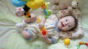Мироше 3 месяца. Учимся держать игрушки