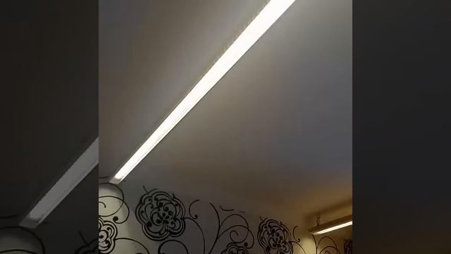 Смонтированное освещение в комнате для школьника