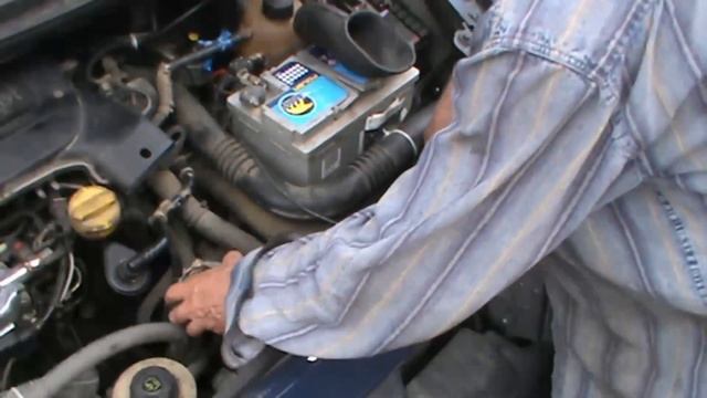 Замена всасывающего патрубка воздуха на автомобиле РЕНО СЦЕНИК смотреть онлайн