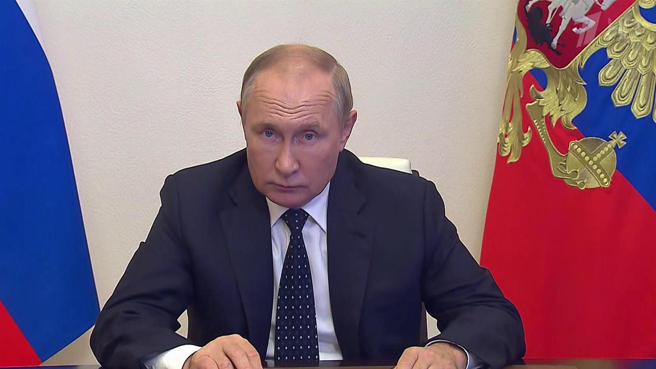 Губернатор Новосибирской области Андрей Травников ...нту о различных проектах, реализуемых в регионе