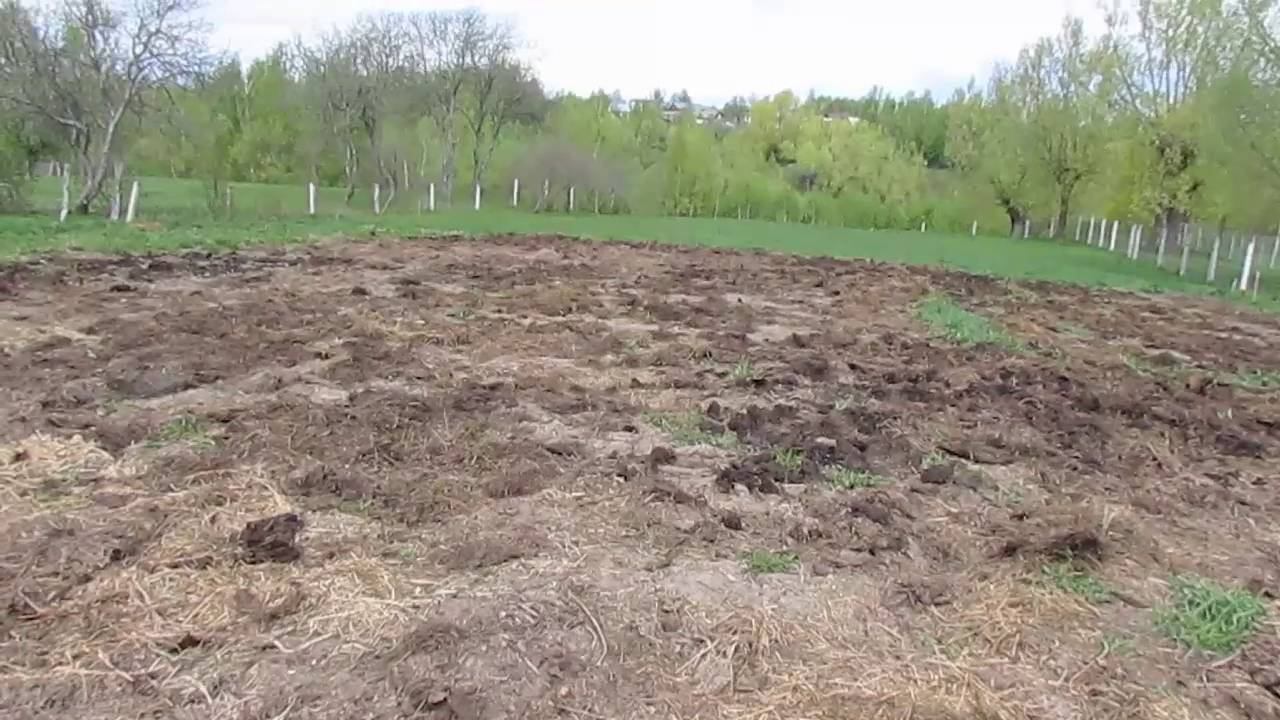 Готовим землю под пахоту -трактором