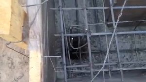 Укладка бетонного раствора в опалубку монолитного фундамента.