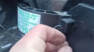 Ремонт фиксатора накладки лючка бензобака Renault fluency