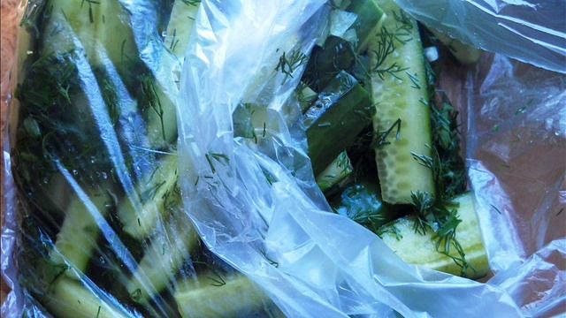Быстрые малосольные огурцы в пакете