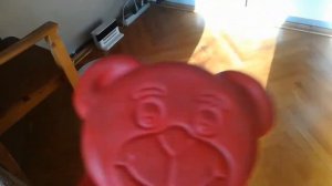 Желейный медведь Валера катается на пылесосе