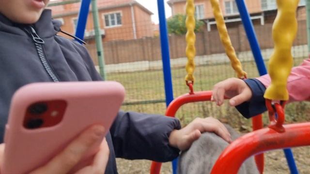 Маленькая девочка плачет из-за бездомного котёнка! смотреть онлайн