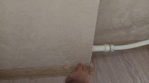 Стелим ламинат. Как не попасть в трубу ?