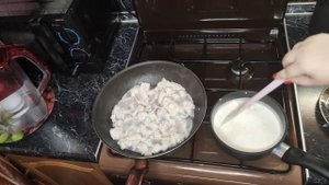Курица с шампиньонами под соусом Бешамель.