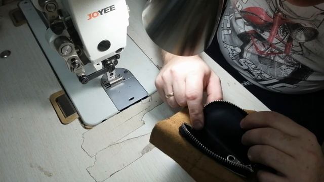 Работа с кожей. Кожаный чехол на молнии для автоключа своими руками.