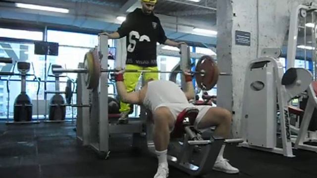 04. 11. 2022г. Жим угол 45 гр. 100 кг на 2 раза. 61 год , вес 107. 7 кг. смотреть онлайн