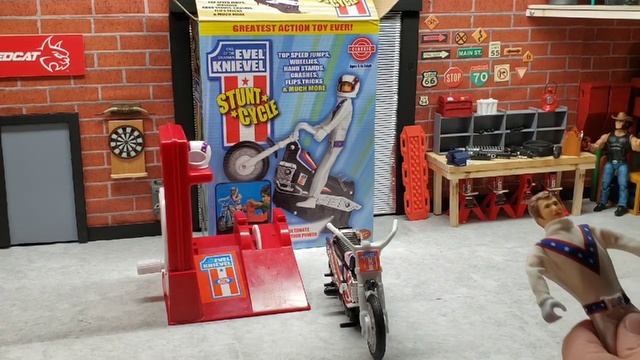 Evel Knievel stunt cycle unboxing and demo смотреть онлайн